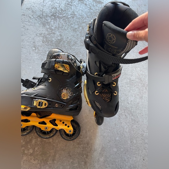 Black and gold roller blades 🛼 - Picture 3 of 4